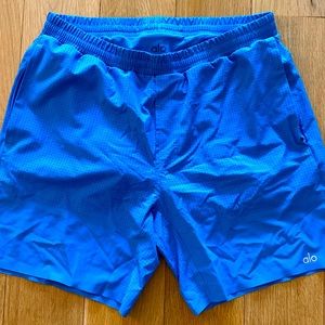 Barely worn Alo Men’s Medium bright blue w built in liner. Color discontinued!